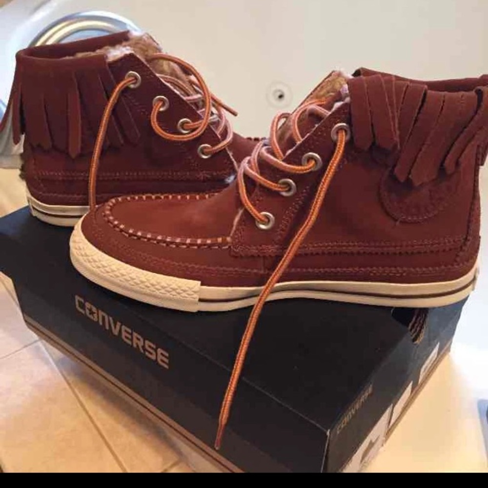 **NOT FOR SALE* ISO fringe converse in a 7.5